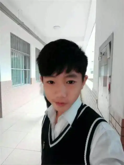 一组初中帅哥生活照 初中男生照片帅气生活照同一个人_新闻资讯