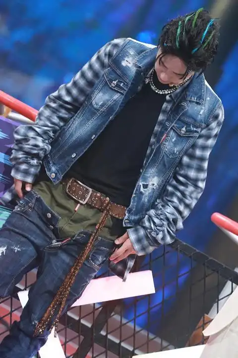 王一博穿双腰牛仔裤上台,谁注意钟汉良的反应?原谅明星的时尚我不懂