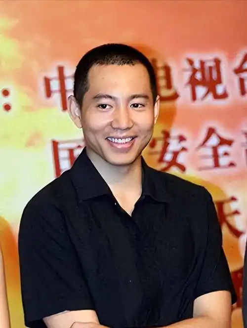 著名演员谷智鑫 34岁被马踩成废人,孕妻8年一把屎一把尿伺候_阿斯鲁