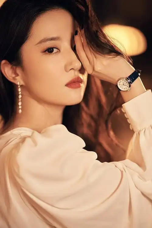 天梭全球品牌代言人刘亦菲佩戴小美人系列"美人蓝"特别款