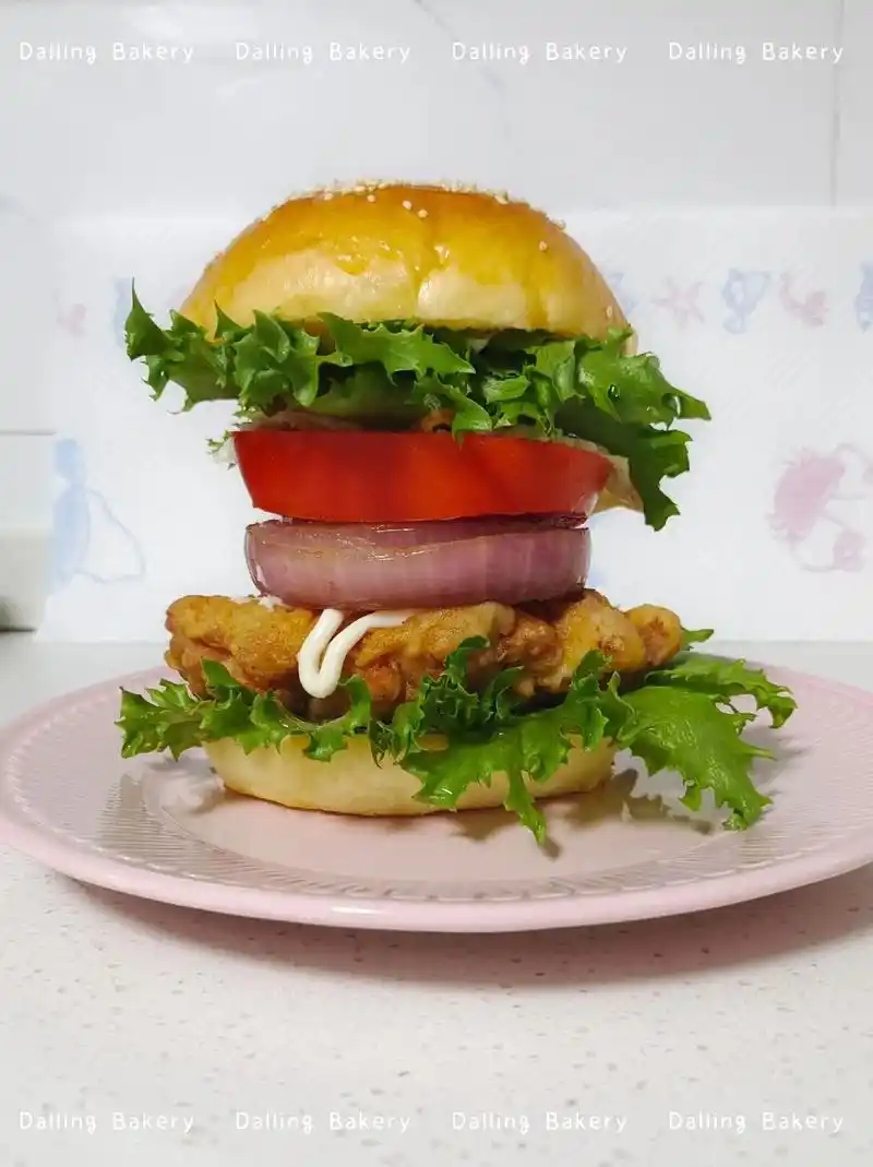 今天分享是快乐汉堡系列之香酥鸡腿堡,适合带去野餐 - 抖音