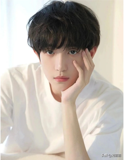 可以尝试更多的时尚男士发型,今秋男发流行这样剪,时尚帅气很百变,剪