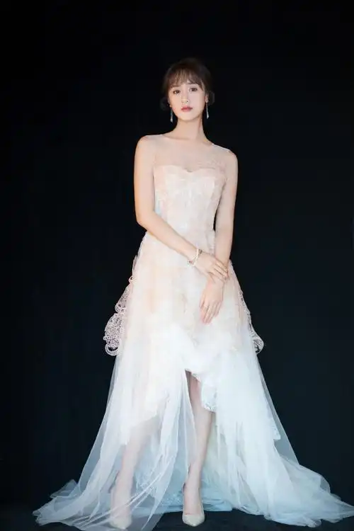 真不愧是仙女,袁冰妍穿香槟色礼服裙灵气满满,藏不住的少女气质