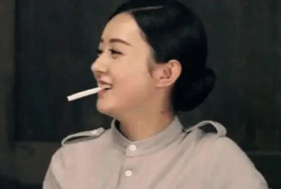 不得不说,赵丽颖叼着烟的样子实在是太可爱了!