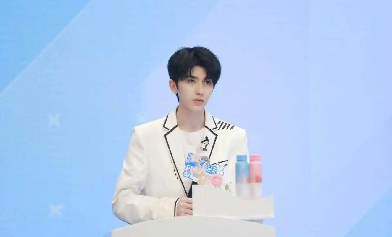 蔡徐坤 x 青春有你2|白色西装勾勒黑色线条,简约清新,春日气息扑面