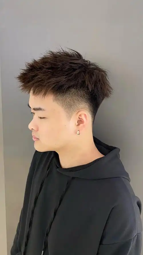 摩根烫是比较适合年轻男士的烫发之一,立体时尚又有