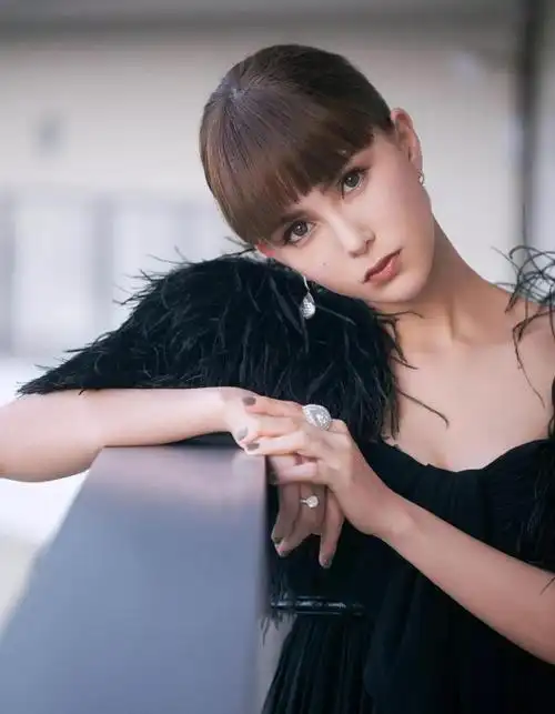 气质迷人昆凌唯美写真图集