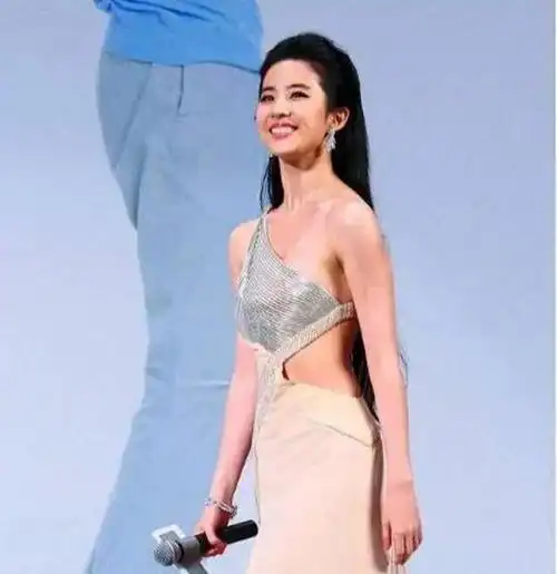 刘亦菲豁出去了就靠一块三角布遮羞不要玉女形象了