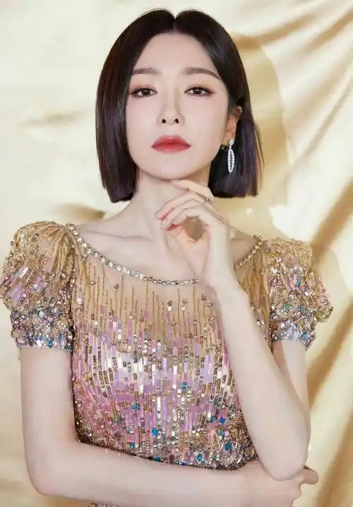 电视舞台女星秦岚有两种造型,最刺激的绿毛衣_姐姐_很漂亮_笑声