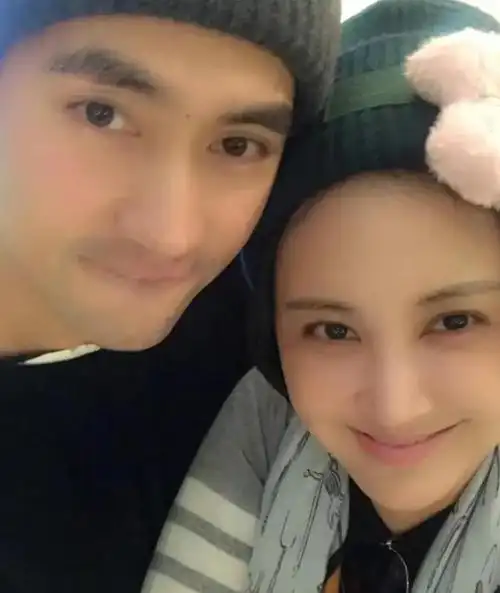 袁弘与老婆恩爱合影,张歆艺素颜出镜瘦成锥子脸,下巴变尖不敢认