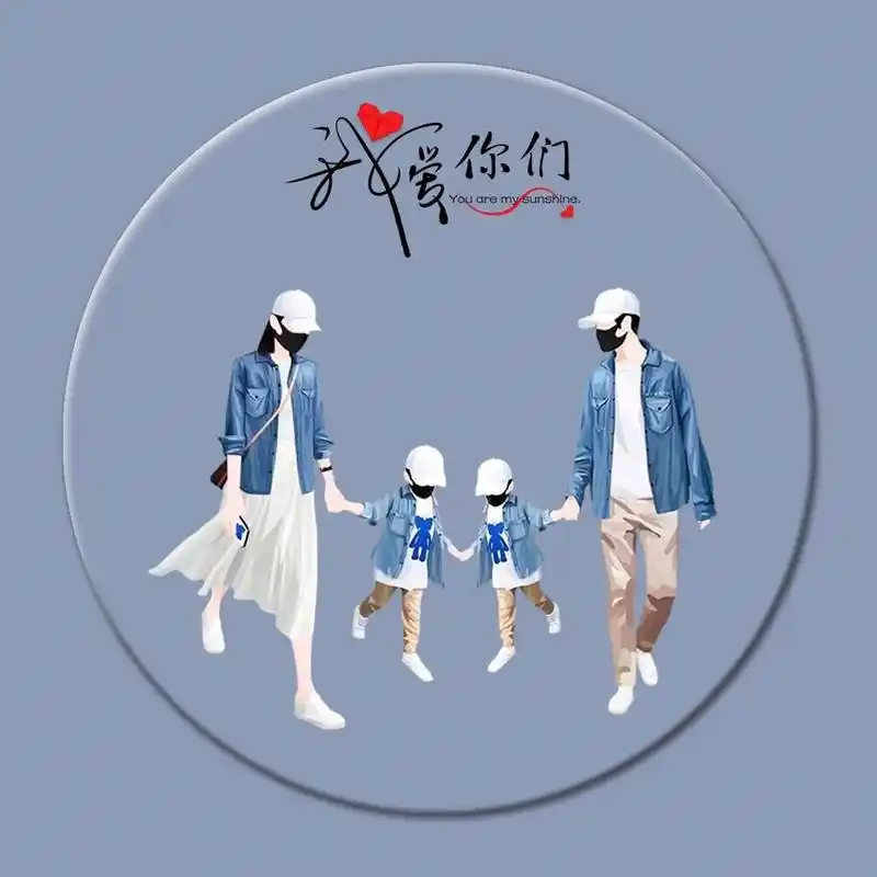 一家四口,爸爸 妈妈 2个儿子.