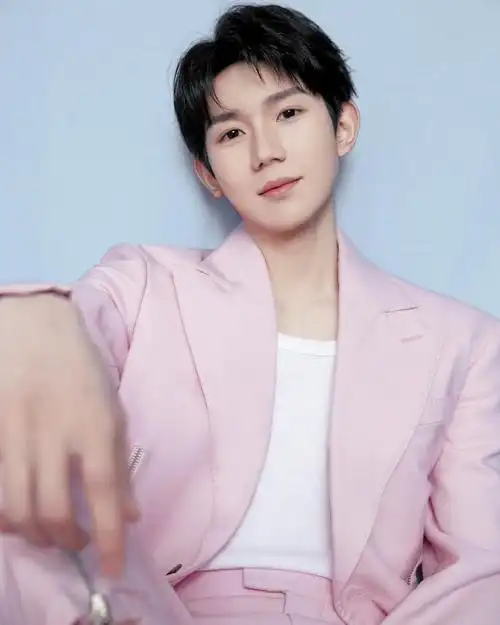 王源身穿粉色西服  注入早春生机与活力