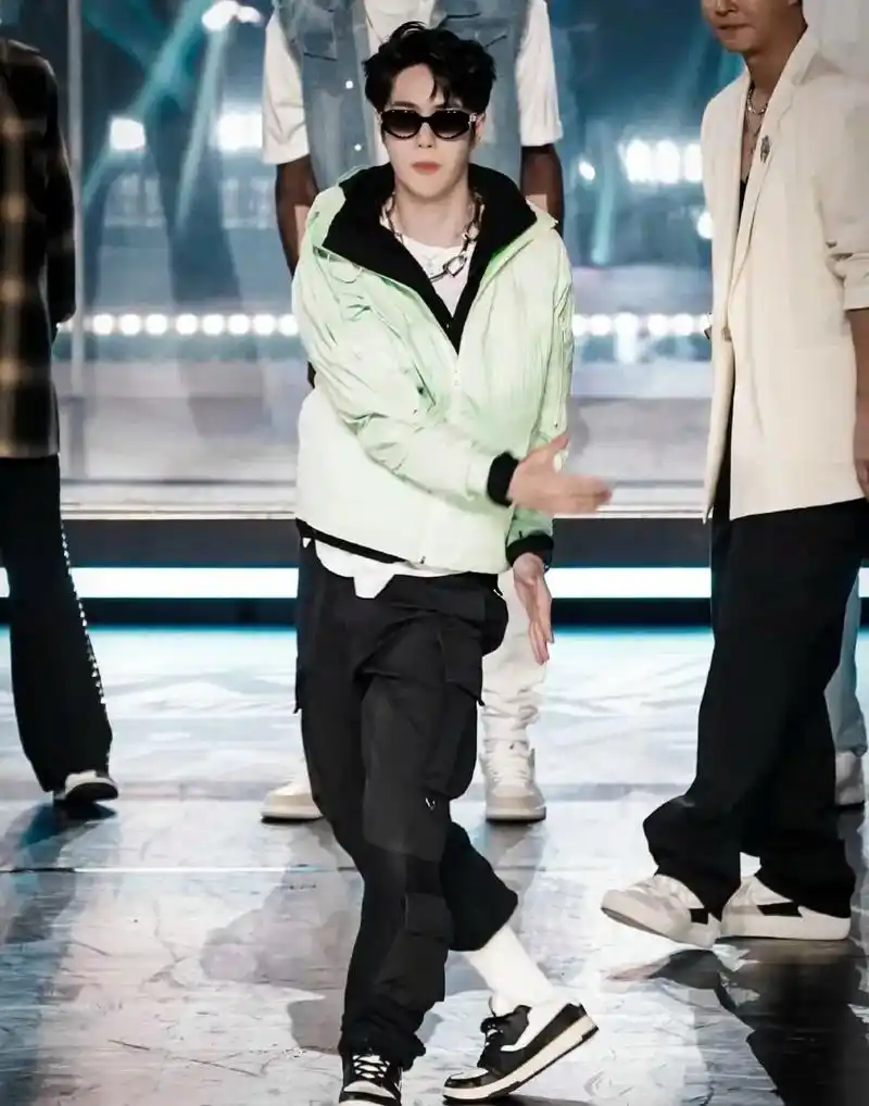 街舞5总决赛 #王一博 妈呀,我要换壁纸了99 - 抖音