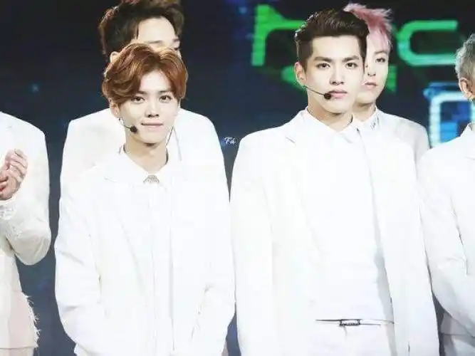 蔡徐坤新杂志封面曝光长发摇滚范十足撞脸吴亦凡流量换代了