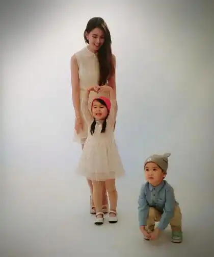 昆凌和小演员玩自拍 贴脸亲吻显宠溺