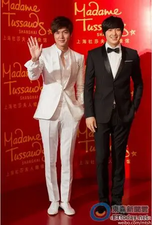 李敏镐和蜡像合影:还是我比较帅(图)