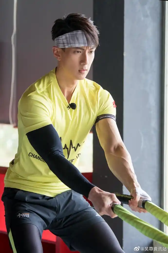 吴尊穿黄色t恤阳光帅气 认真健身运动力max