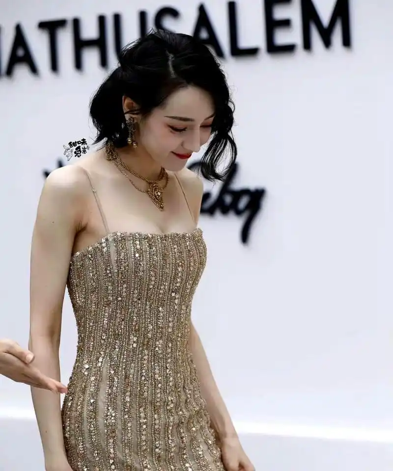 迪丽热巴的短发造型非常适合她,让她看起来更加漂亮.