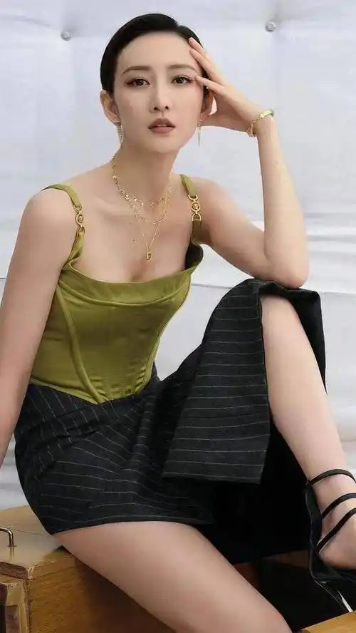 王鸥御姐写真,五官精致,美艳而不妖