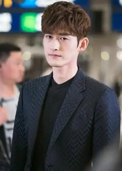 霸道总裁张翰晒照庆40岁生日,展露笑容超帅气