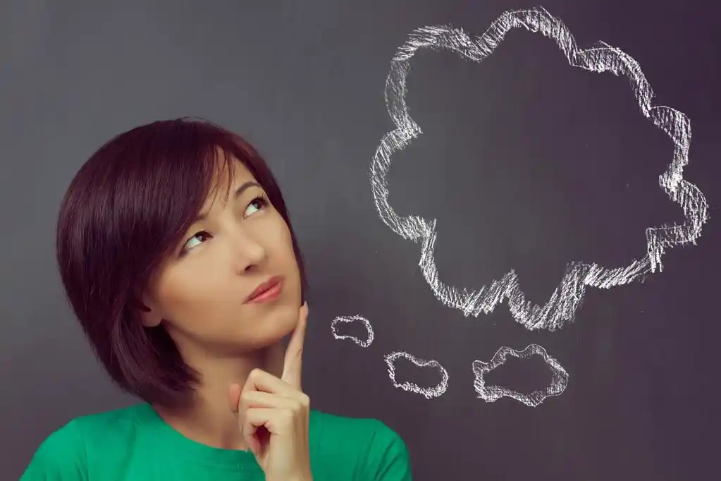 苦思冥想的女人,年轻女子思考的黑板上用空云文本背景