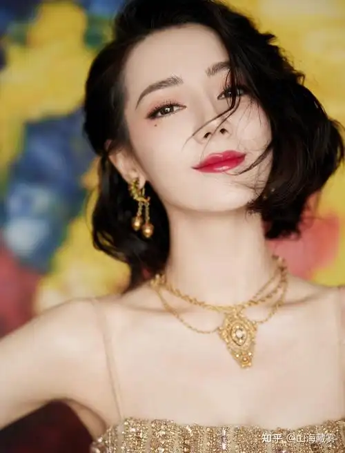 如何评价迪丽热巴的香槟色亮片裙造型? - 知乎