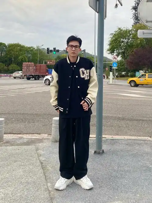 176130男生穿搭通勤棒球服太酷了