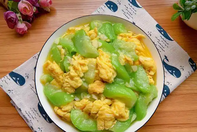 丝瓜炒鸡蛋不要直接下锅炒多做这2步丝瓜翠绿鸡蛋嫩滑