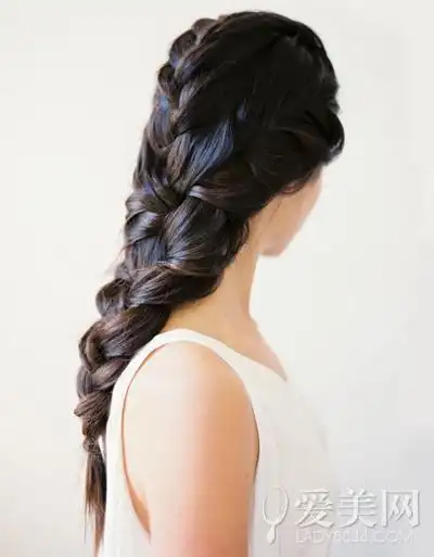 唯美的长发编成层次感十足的辫子,平添了一抹慵懒唯美感.