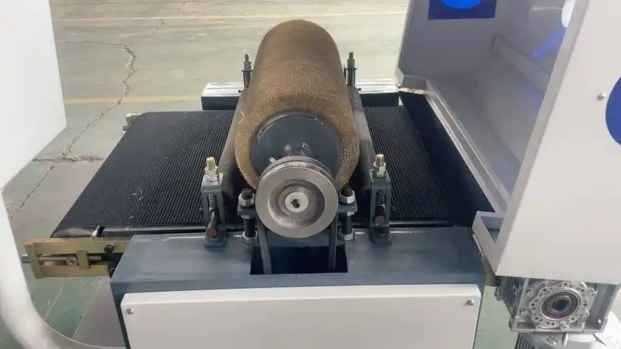 打磨机 砂光机是一种专业的工具,用于去除汽车表面的划痕,污渍和氧化