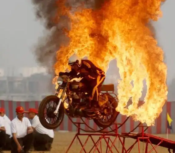 印度军队玩火自焚:军官骑摩托冲进火海,被烧成火球后紧急送医