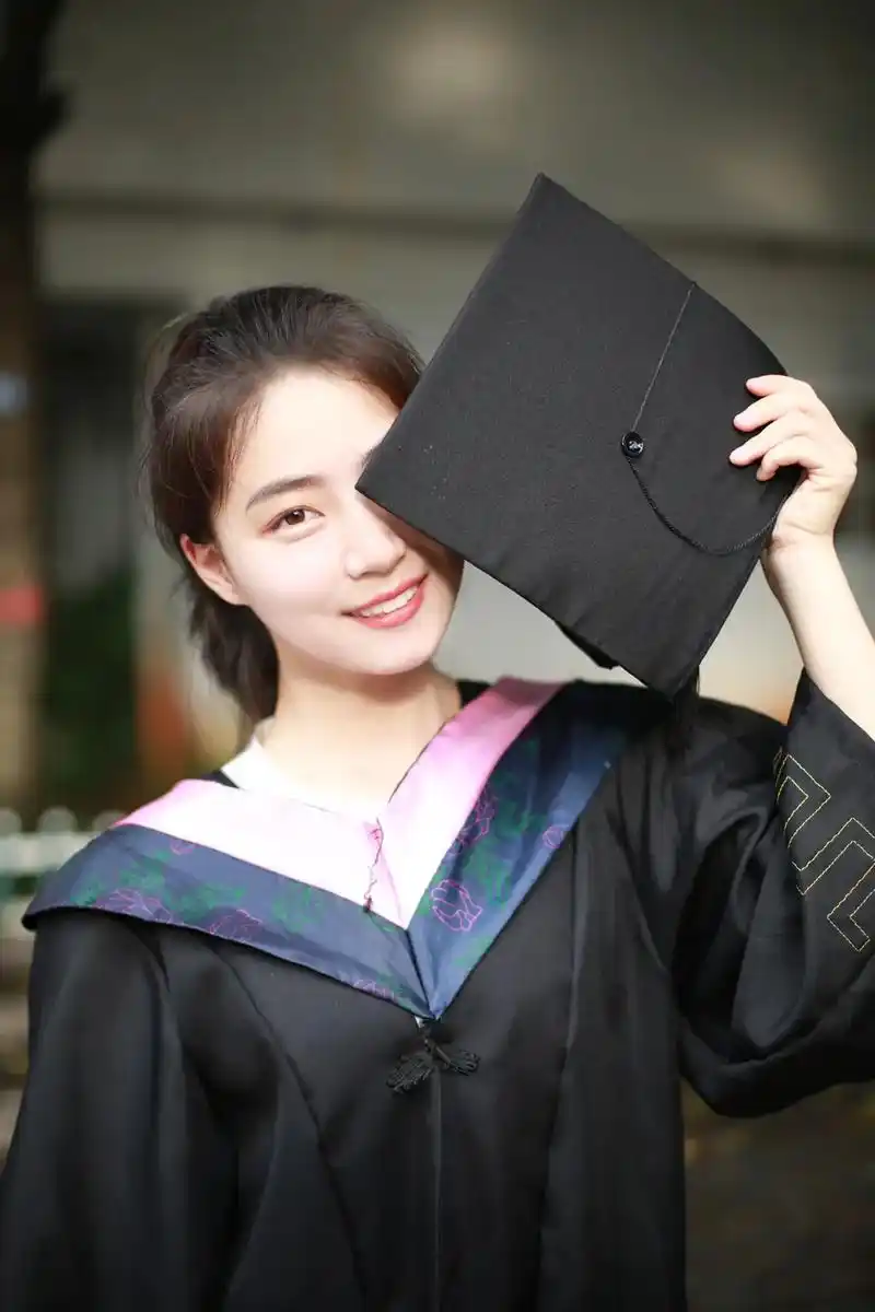 下次见面要说好久不见#定格美好瞬间 #摄影 #学士服毕业照  - 抖音