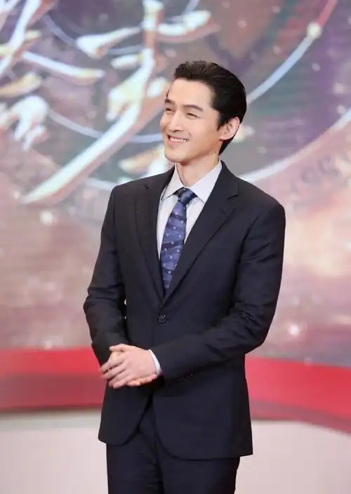 胡歌在上海亮相新剧开播发布会,他身穿深蓝色西装,梳背头尽显成熟大气