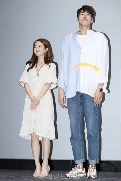 com《某一天灭亡》朴宝英超萌身高差:《秘密校园》和李敏镐差29公分朴