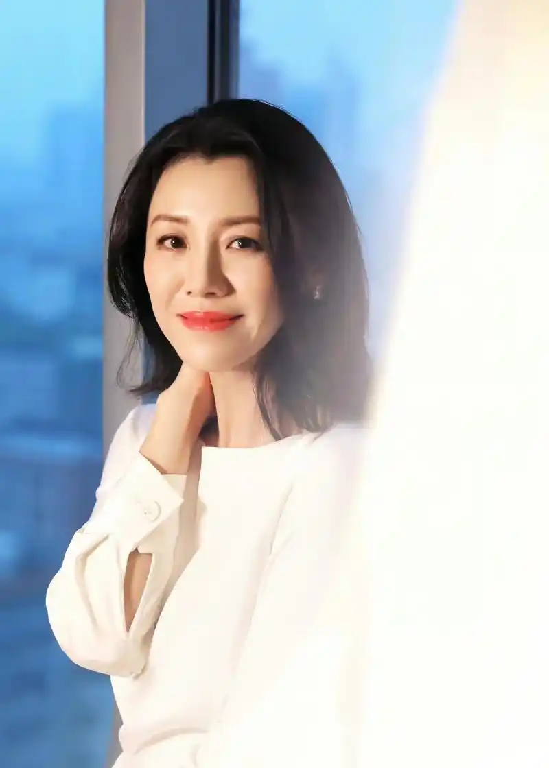 刘琳:从失落初恋到幸福家庭的转变 刘琳,一个才华横溢的女演员,她的