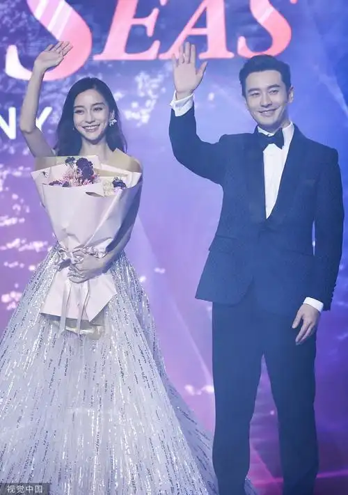 黄晓明与baby合体出席活动 贴心帮老婆提裙子