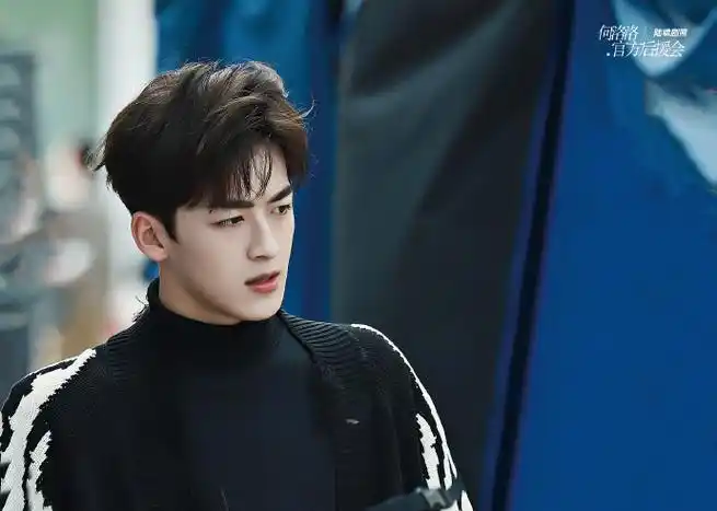 何洛洛完美的他开播一周年##陆啸登上了何洛洛微博