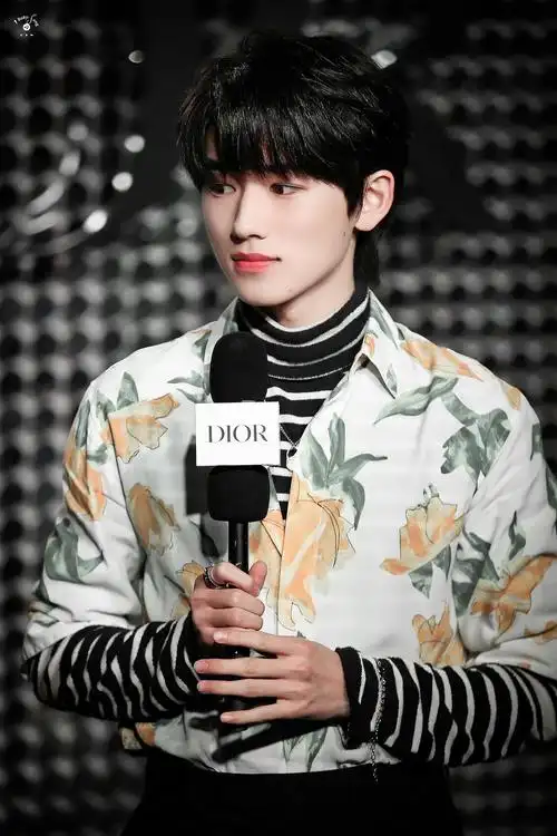 cn @宋亚轩的留声机 的微博: #迪奥二一秋季成衣上海秀#dior红毯 .