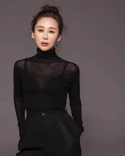 周扬五官精致演员周扬在接这个角色的时候有过犹豫,也有过像网友一样