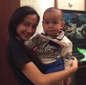 baby带儿子现身海洋馆小海绵乖巧可爱侧脸神似蜡笔小新