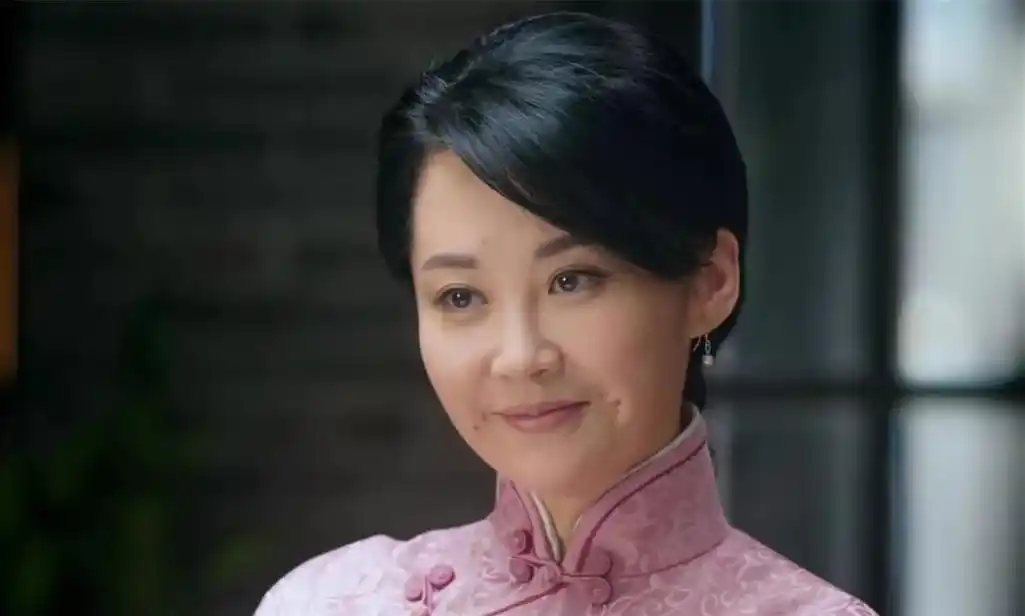 原创50岁许晴海边再秀完美身材,公主病还是公主命?许晴的人生减法