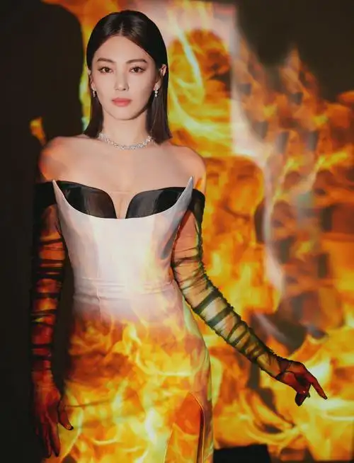 张雨绮今日身穿黑白叠穿高开叉礼裙参加时尚先生盛典