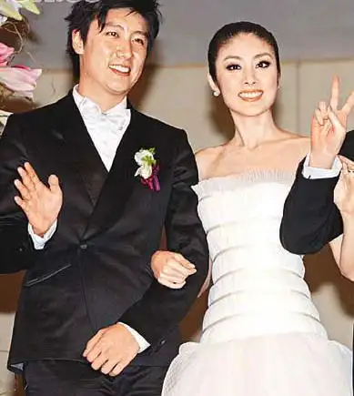 陈司翰身高1.89米,外形与陈慧琳十分相似,有"男版陈慧琳"之称.