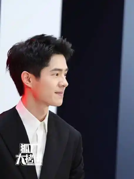 刘昊然活动生图状态#刘昊然今日线下活动,一身黑西装状态好好群访