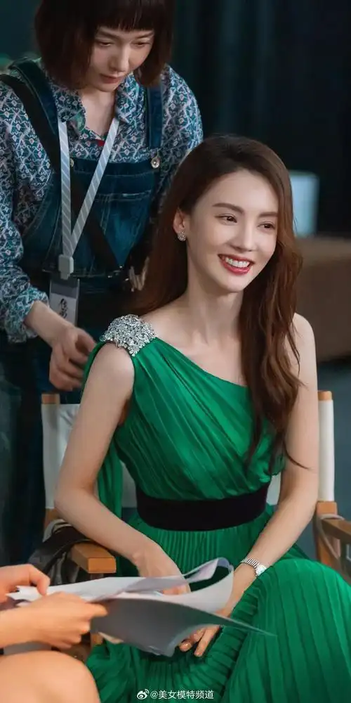 金晨壁纸绿裙轻舞柔美吸睛