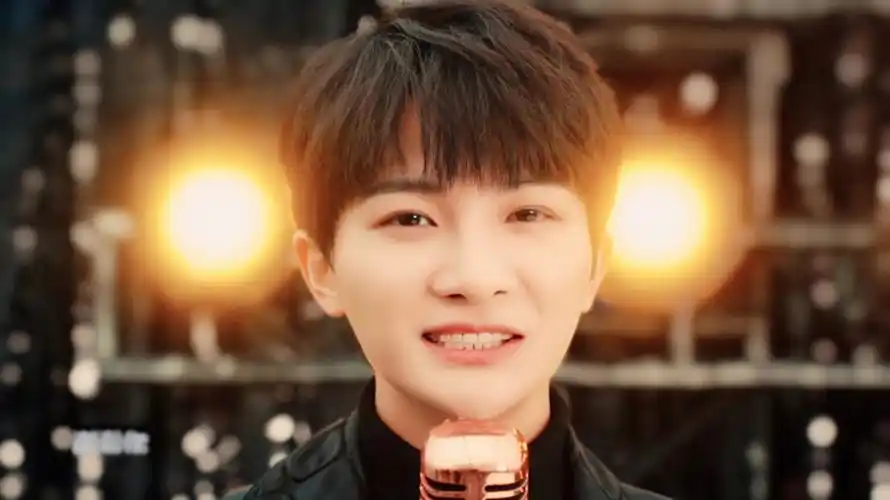 唱歌时候的周深简直要迷死我!#周深  #宝藏男孩周深