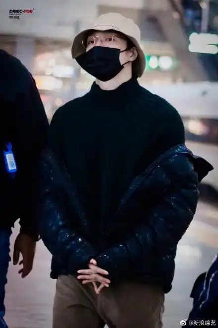 张艺兴黑色毛衣渔夫帽化身冬日暖男