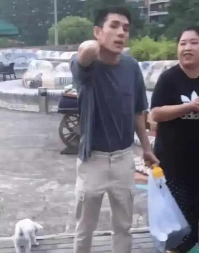 李佳琦素颜遛狗被偶遇,网友:搞笑的吧,这是用尽奢侈品的脸?