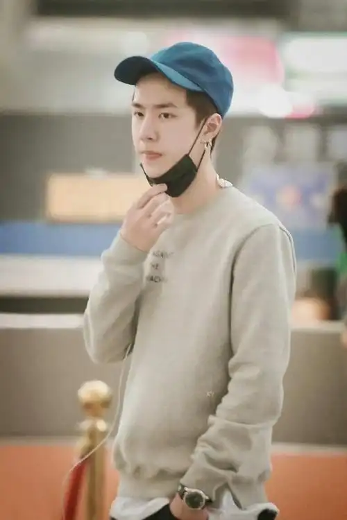 王一博#    越考古越爱  王一博早期机场照yyds    @uniq-王一