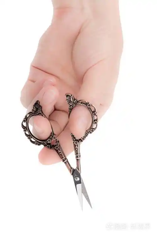 女性手拿着一把剪刀在白色背景上隔离